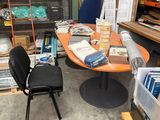 un bureau avec une chaise et une bibliothèque en arrière-plan