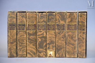 six livres alignés sur une surface blanche avec un fond bleu
