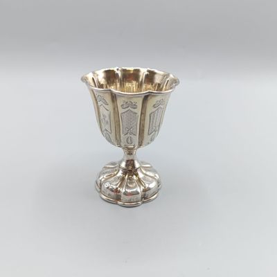 l'image d'une coupe en argent posée sur une table