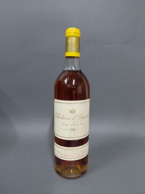 une bouteille de vin posée sur une table