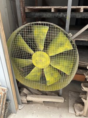 un ventilateur posé dans un coin de la pièce