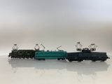 trois petits trains posés sur une surface blanche