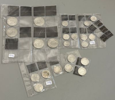 quelques pièces d'argent sont posées sur une table, dans des sachets en plastique