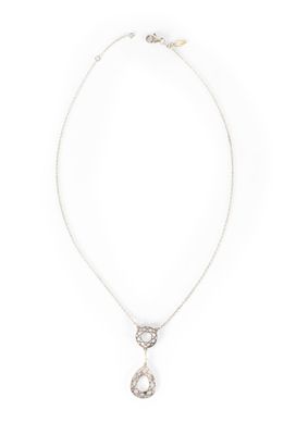un collier en argent avec un pendentif en forme de larme sur fond blanc