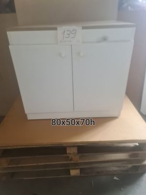 une armoire blanche posée sur une palette en bois