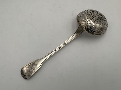 Cuillère à sucre en argent, modèle à filets armorié.