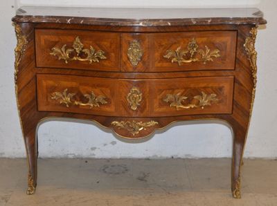 une commode en bois avec un plateau en marbre