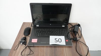 un ordinateur portable posé sur un bureau en bois
