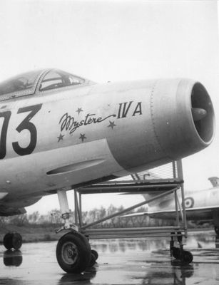 une photo en noir et blanc d'un avion de chasse sur le tarmac