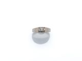 gros plan d'une bague en diamant sur une surface blanche