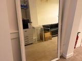un grand miroir dans le coin d'une pièce