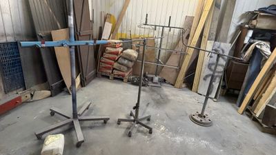 plusieurs pièces de bois sont empilées dans une pièce