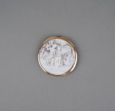 une assiette blanche et dorée sur laquelle figure l'image d'un homme et d'une femme