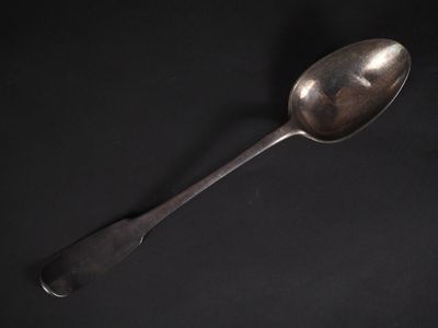 une cuillère posée sur une surface noire