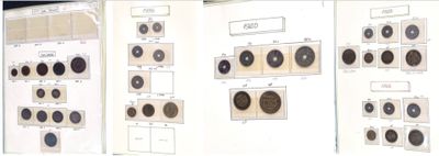 tout un tas de pièces de monnaie de toutes sortes accrochées au mur