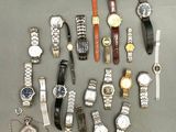 un grand nombre de montres posées sur une table