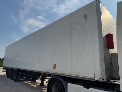 un camion blanc garé sur le bord de la route