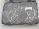 un sac muni d'une étiquette, posé sur une table