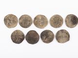 un ensemble de cinq pièces de bronze sur un fond blanc