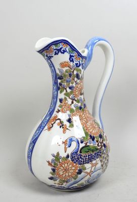 une image représentant un vase bleu et blanc orné de fleurs