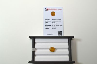 Un saphir jaune, facetté taille coussin, d'un poids de 11,27…