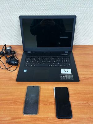 un ordinateur portable et un téléphone portable posés sur un bureau