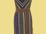 une robe de femme posée sur un mannequin, sur fond jaune
