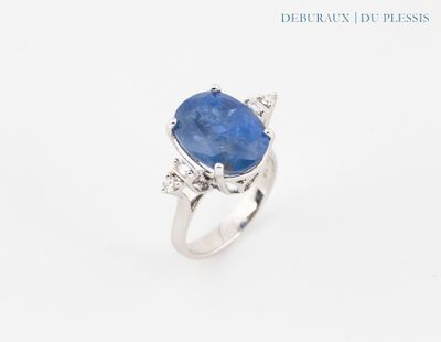 Gros plan sur une bague ornée d'une pierre bleue