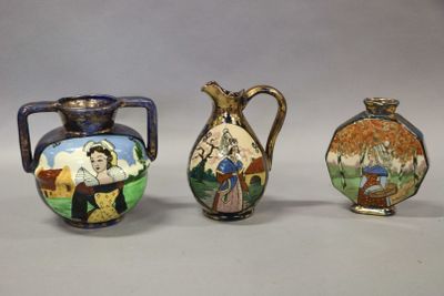 trois vases ornés de portraits, posés sur une table