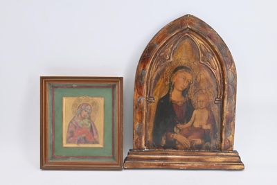 une photo d'un tableau et une photo d'une femme posées sur une étagère