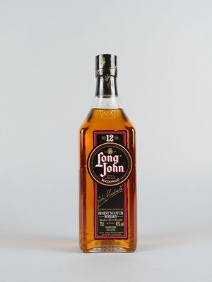 gros plan d'une bouteille d'alcool sur une surface blanche
