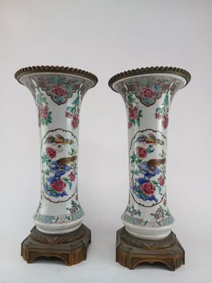 Paire de vases cornets Chine, fin du XIXe siècle.