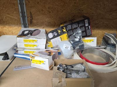 un grand nombre d'outils posés sur une table