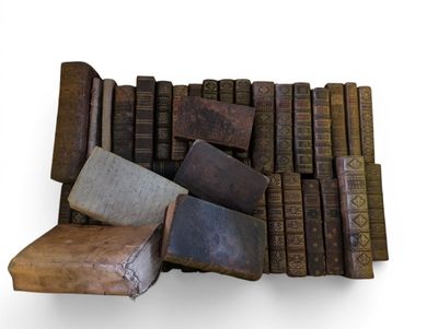 une pile de vieux livres posée sur une surface blanche