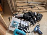 une boîte à outils posée par terre à côté d'une boîte de câbles