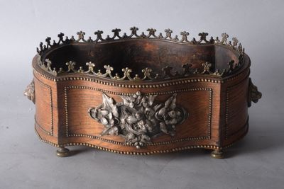 une vieille boîte en métal et en bois ornée d'une tête de lion