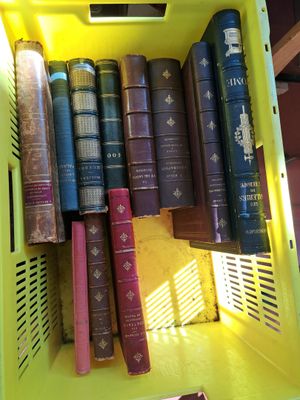 Littérature et Histoire Trois caisses de volumes reliés.