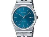 gros plan d'une montre-bracelet avec un cadran bleu
