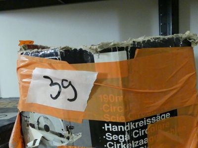 un sac sur lequel est accrochée une étiquette de prix, posé sur une table