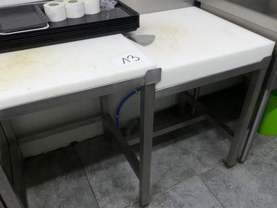 une table sur laquelle se trouvent un plateau contenant du papier toilette et un autre plateau contenant des rouleaux de papier toilette