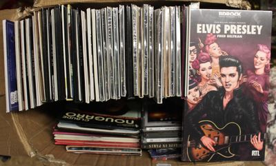 beaucoup de CD d'Elvis Presley dans une boîte en carton