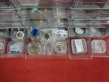 de nombreux types de bijoux dans une boîte transparente