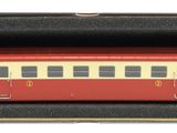 un train rouge et blanc dans une boîte, sur fond blanc