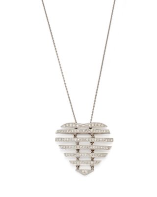 un pendentif en forme de cœur en or blanc et diamants, monté sur une chaîne