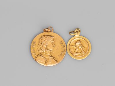 un gros plan d'une médaille d'or et d'une pièce de monnaie posées sur une surface grise