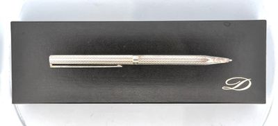 ST DUPONT. Stylo bille en métal argenté à décor quadrillé. l. 14 cm. D - Photo 1
