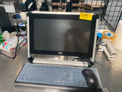 un ordinateur portable posé sur un bureau avec une souris