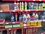 de nombreux types de produits d'entretien différents dans les rayons du magasin