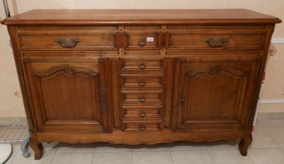 une grande armoire en bois à deux portes et un tiroir
