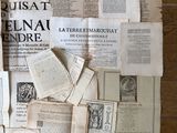 une pile de vieux journaux posée sur une table en bois